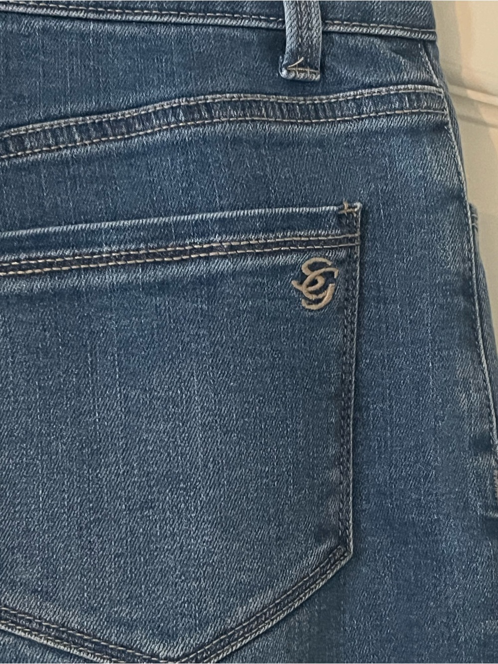 Susan Graver Designer Blue Jeans With Teal Dip-Dye Hem Cropped Size 6 Petite — image 5 of 8